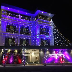 Hotel Seven Oaks